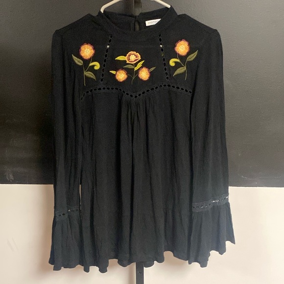 Notations black embroidered boho bell sleeve top size medium - Picture 2 of 7